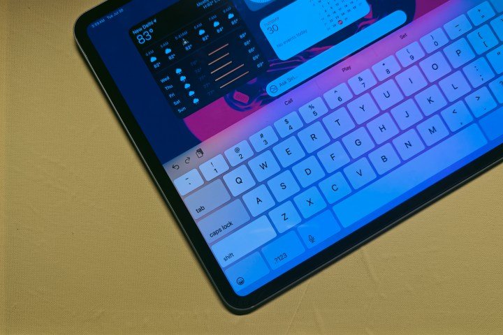 كل ميزات Apple Intelligence التي يمكنك استخدامها في الإصدار التجريبي من iOS 18.1 5 التفاعل مع Siri باستخدام لوحة المفاتيح على iPad.