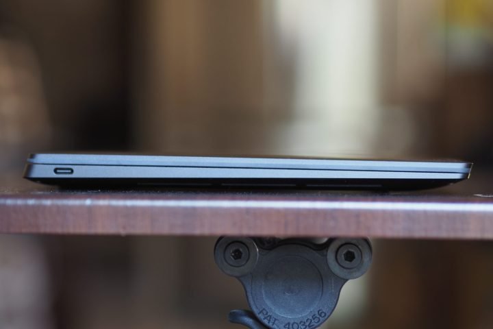 Dell XPS 13 (Qualcomm) مقابل Dell XPS 13 (Intel) 5 منظر الجانب الأيسر لجهاز Dell XPS 13 9345 يظهر المنافذ.