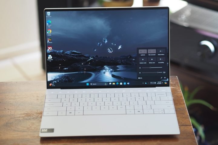 Dell XPS 13 (Qualcomm) مقابل Dell XPS 13 (Intel) 4 منظر أمامي لجهاز Dell XPS 13 2024 يظهر الشاشة ولوحة المفاتيح.