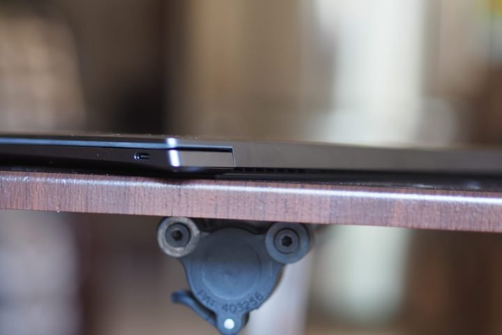 Dell XPS 13 (Qualcomm) مقابل Dell XPS 13 (Intel) 3 منظر خلفي لجهاز Dell XPS 13 9345 يظهر فتحات التهوية.