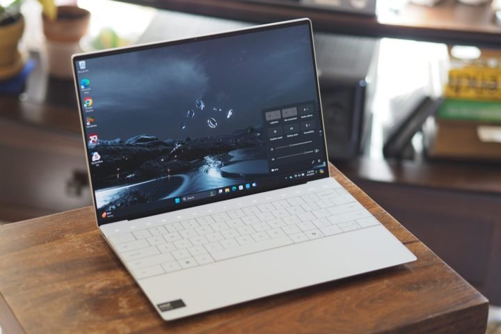 Dell XPS 13 (Qualcomm) مقابل Dell XPS 13 (Intel) 2 منظر أمامي لجهاز Dell XPS 13 2024 يظهر الشاشة ولوحة المفاتيح.