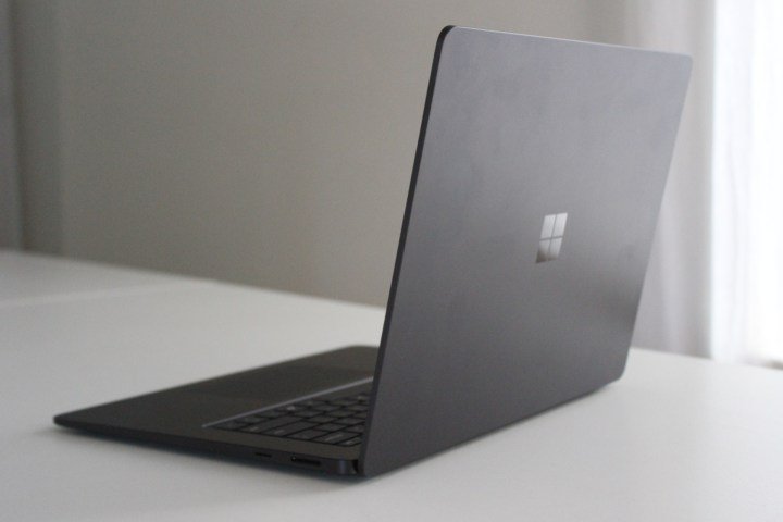 جهاز MacBook الذي لا تزال أجهزة الكمبيوتر المحمولة التي تعمل بنظام Windows لا تستطيع التغلب عليه 2 غطاء Surface Laptop الإصدار السابع.
