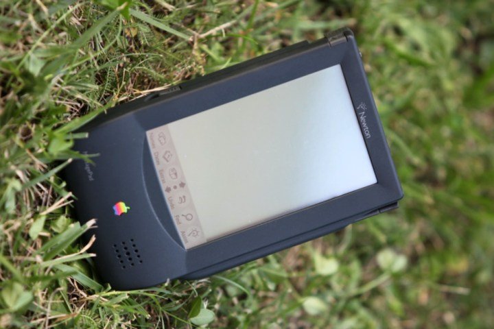 لقد جربت أدوات الكتابة بالذكاء الاصطناعي من Apple على هاتفي iPhone. وإليك كيفية عملها 2 جهاز Apple Newton MessagePad